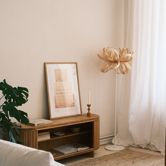 Lampadar din furnir creat manual - lumina ambientala pentru casa ta