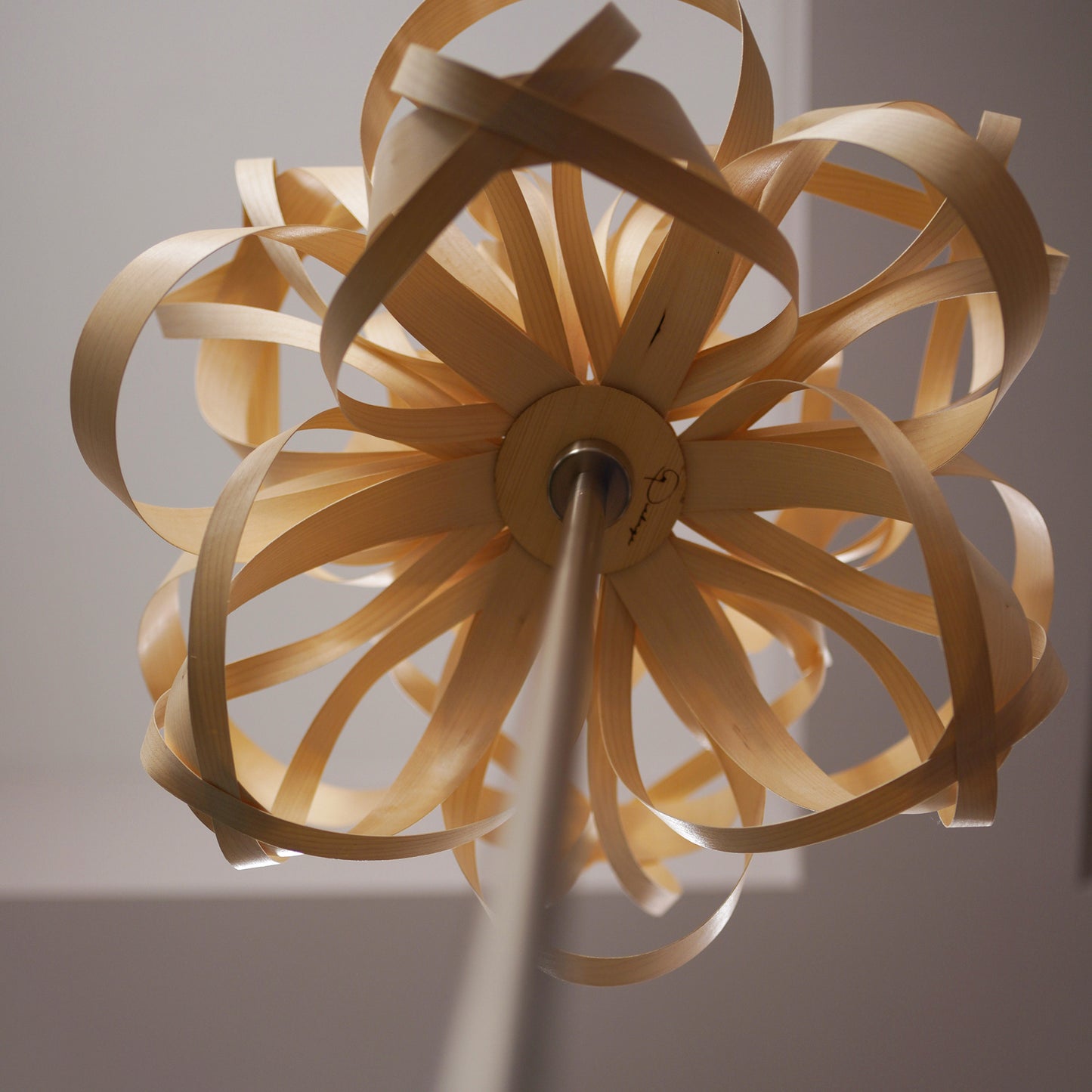 Lampadar Modern din Furnir - Design Contemporan și Calitate Superioară
