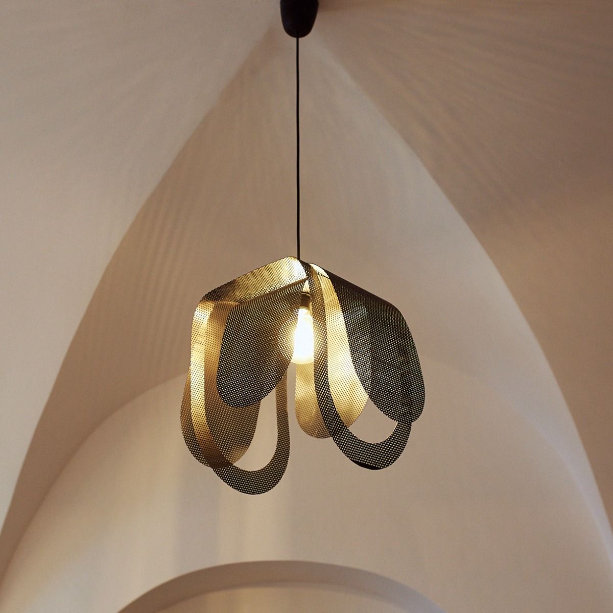 Lampi moderne din metal - Iluminare durabilă și contemporană pentru orice casa